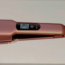 جنس صفحات: سرامیک پیشرفته (با قابلیت پخش یکنواخت حرارت و جلوگیری از سوختگی مو) حداکثر دما: دارای قابلیت تنظیم دما تا ۲۳۰ درجه سانتی‌گراد (مناسب برای انواع موهای نازک تا ضخیم) سیستم گرمایشی: مجهز به تکنولوژی PTC (گرم شدن فوق‌سریع در کمتر از ۳۰ ثانیه) نوع نمایشگر: دارای صفحه نمایش دیجیتال (LCD) برای مشاهده و تنظیم دقیق دما طراحی بدنه: ارگونومیک و سبک جهت جلوگیری از خستگی دست در استفاده طولانی سیم گردان: کابل ۳۶۰ درجه حرفه‌ای (مانع از گره خوردن و فرسودگی سیم می‌شود) اتو مو کومکس 121